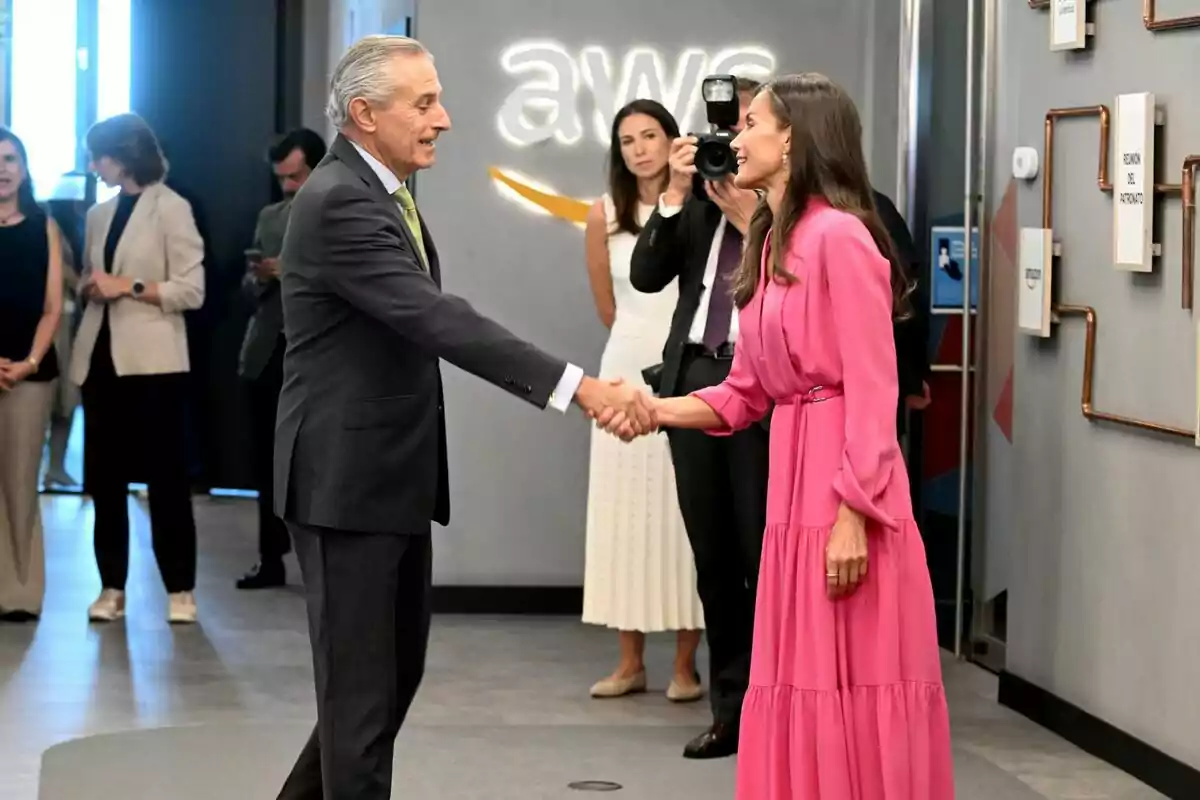 El presidente ejecutivo de Europa Press, Asís Martín de Cabiedes, saluda a la reina Letizia en la reunión del Patronato de la “Fundación FAD Juventud”, a 03 de julio de 2025, en Madrid. El presidente ejecutivo de Europa Press, Asís Martín de Cabiedes, saluda a la reina Letizia en la reunión del Patronato de la “Fundación FAD Juventud”, a 03 de julio de 2025, en Madrid.