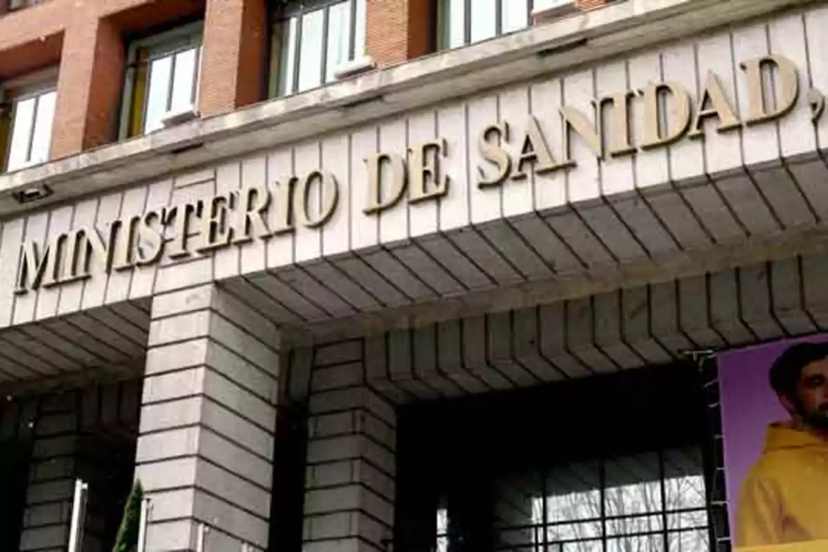 Fachada del edificio del Ministerio de Sanidad con letras doradas en la entrada