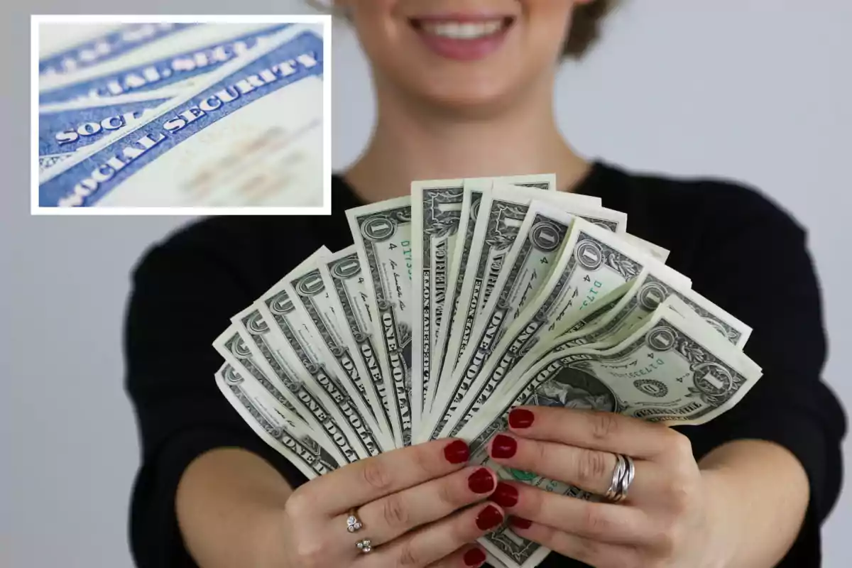 Mujer sonriente sostiene varios billetes de un dólar en abanico y en la esquina superior izquierda aparece una tarjeta de seguro social de Estados Unidos desenfocada Mujer sonriente sostiene varios billetes de un dólar en abanico y en la esquina superior izquierda aparece una tarjeta de seguro social de Estados Unidos desenfocada