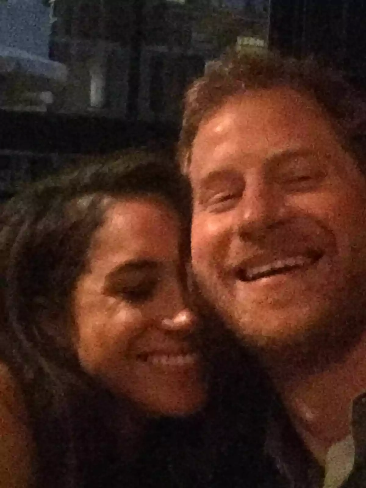 Meghan Markle y el príncipe Harry abrazados sonriendo y disfrutando de un momento juntos. Meghan Markle y el príncipe Harry abrazados sonriendo y disfrutando de un momento juntos.