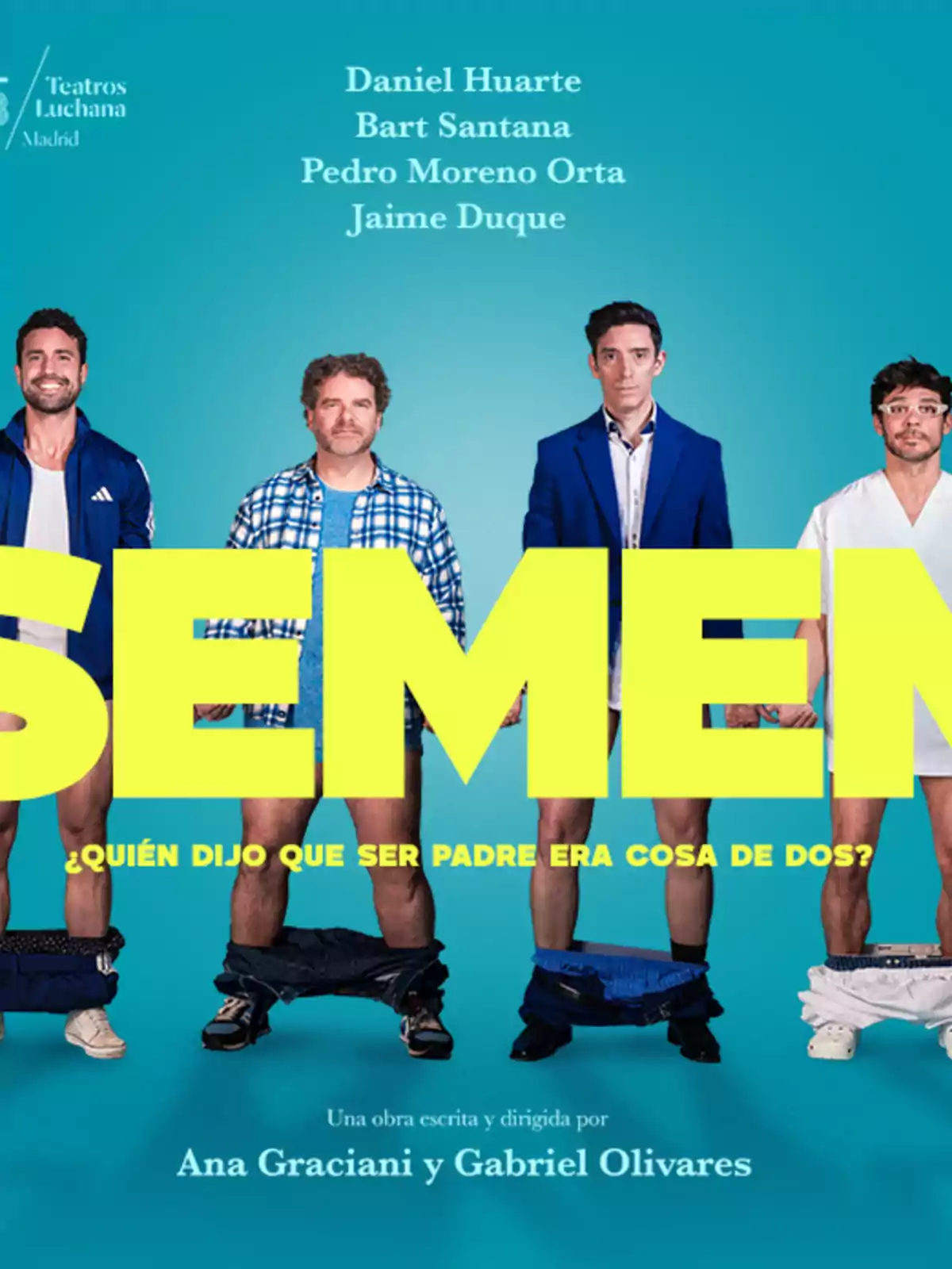 Cuatro hombres de pie con los pantalones bajados posan frente a un fondo azul con el título grande SEMEN y la frase ¿Quién dijo que ser padre era cosa de dos? Cuatro hombres de pie con los pantalones bajados posan frente a un fondo azul con el título grande SEMEN y la frase ¿Quién dijo que ser padre era cosa de dos?