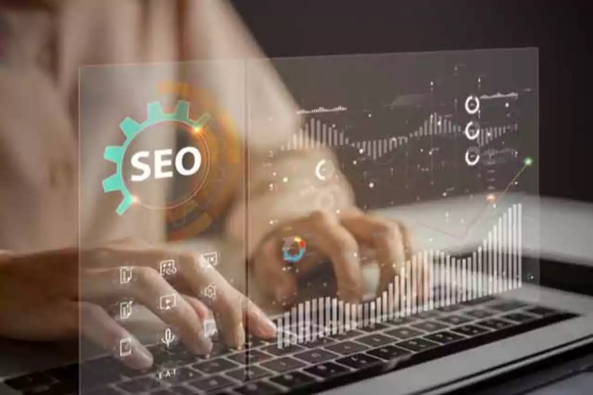 Persona usando una laptop con gráficos digitales y la palabra SEO en pantalla holográfica Persona usando una laptop con gráficos digitales y la palabra SEO en pantalla holográfica