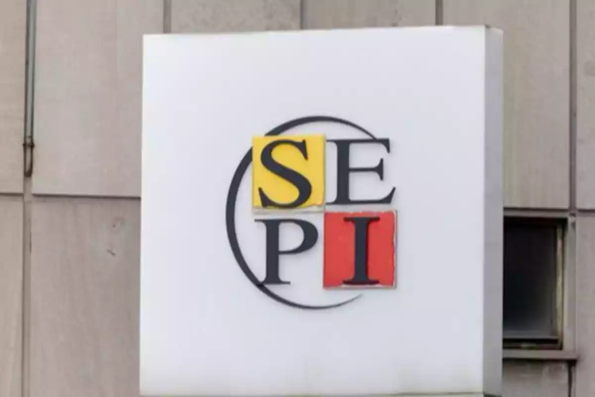 Logo de SEPI en un cartel sobre una pared de edificio Logo de SEPI en un cartel sobre una pared de edificio