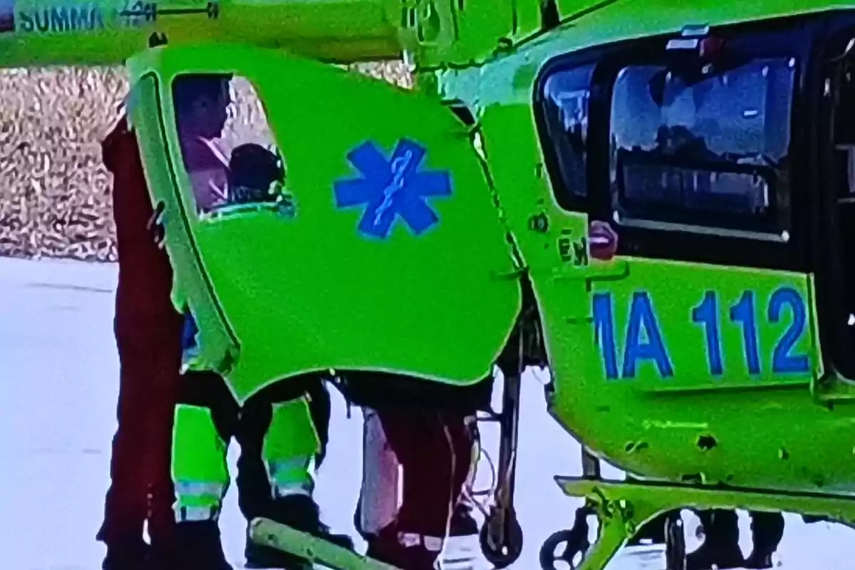 Helicóptero de emergencias médicas con la puerta abierta y personal paramédico atendiendo una situación Helicóptero de emergencias médicas con la puerta abierta y personal paramédico atendiendo una situación