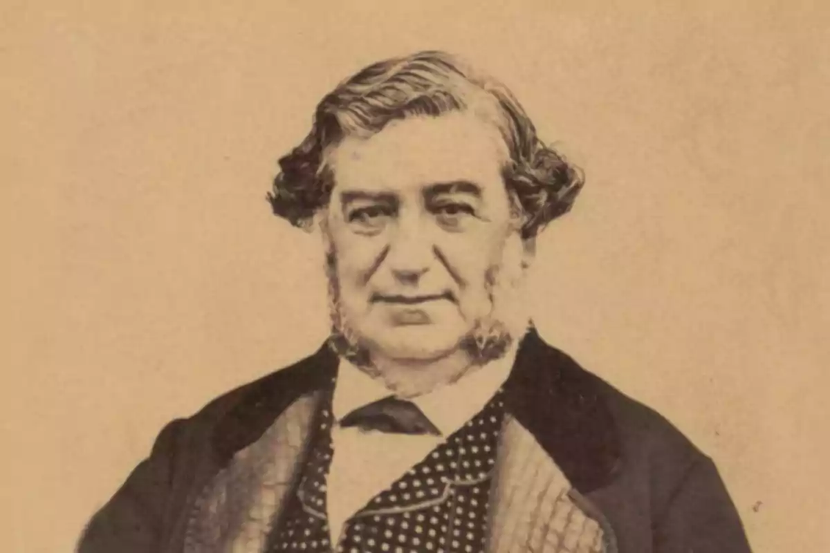 Retrato antiguo de un hombre mayor con patillas prominentes y cabello ondulado vestido con ropa formal Retrato antiguo de un hombre mayor con patillas prominentes y cabello ondulado vestido con ropa formal