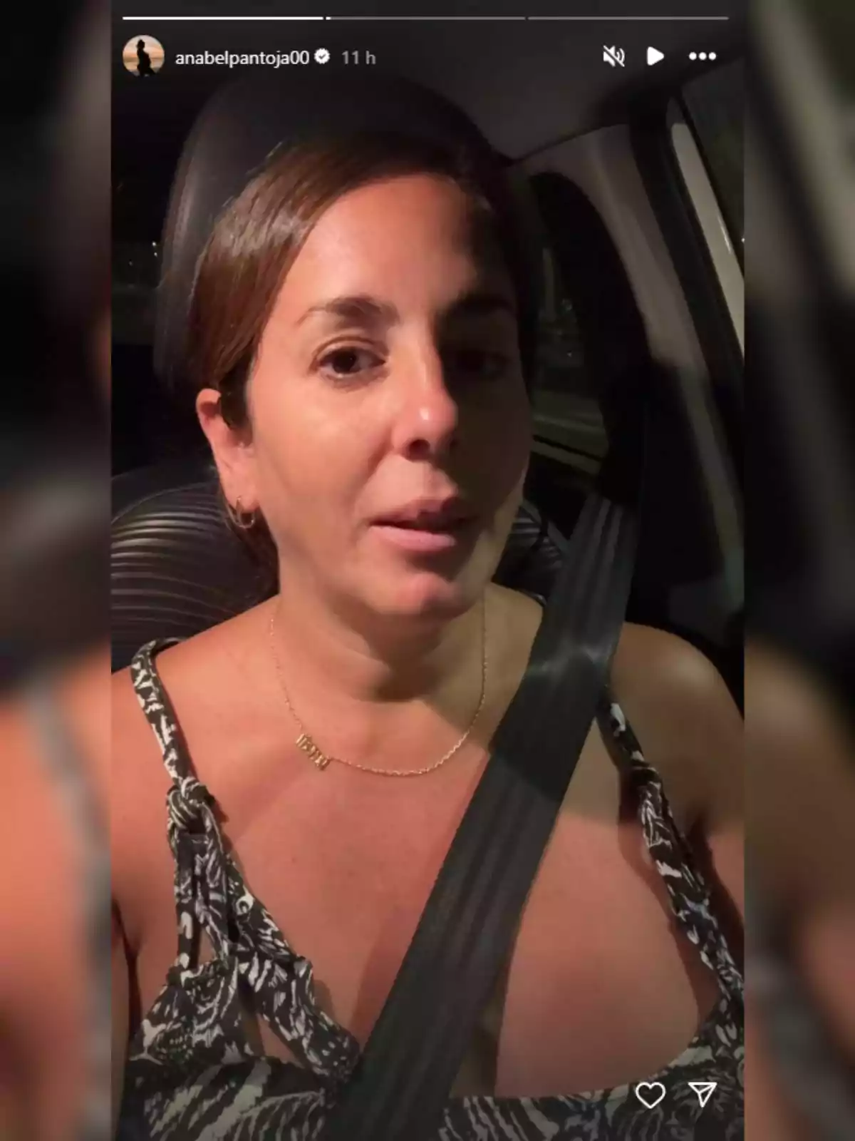 Anabel Pantoja sentada en el asiento del conductor de un coche usando cinturón de seguridad y un vestido de tirantes con estampado blanco y negro Anabel Pantoja sentada en el asiento del conductor de un coche usando cinturón de seguridad y un vestido de tirantes con estampado blanco y negro