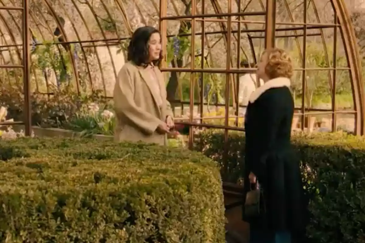 Dos mujeres conversan en un invernadero rodeado de arbustos y plantas. Captura de 'sueños de libertad' Dos mujeres conversan en un invernadero rodeado de arbustos y plantas. Captura de 'sueños de libertad'