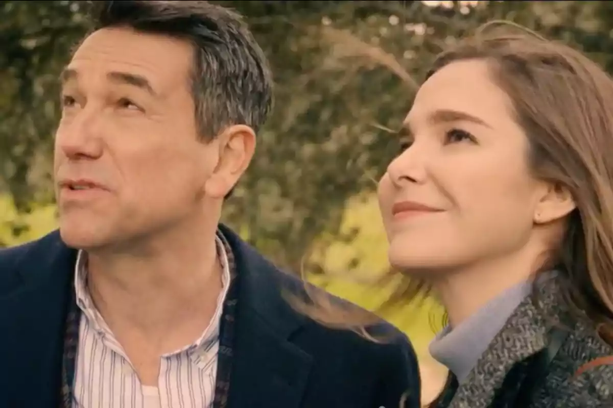 Gabriel y Begoña miran hacia arriba con expresiones de interés y serenidad en un entorno al aire libre con árboles de fondo. Captura de 'Sueños de libertad' Gabriel y Begoña miran hacia arriba con expresiones de interés y serenidad en un entorno al aire libre con árboles de fondo. Captura de 'Sueños de libertad'