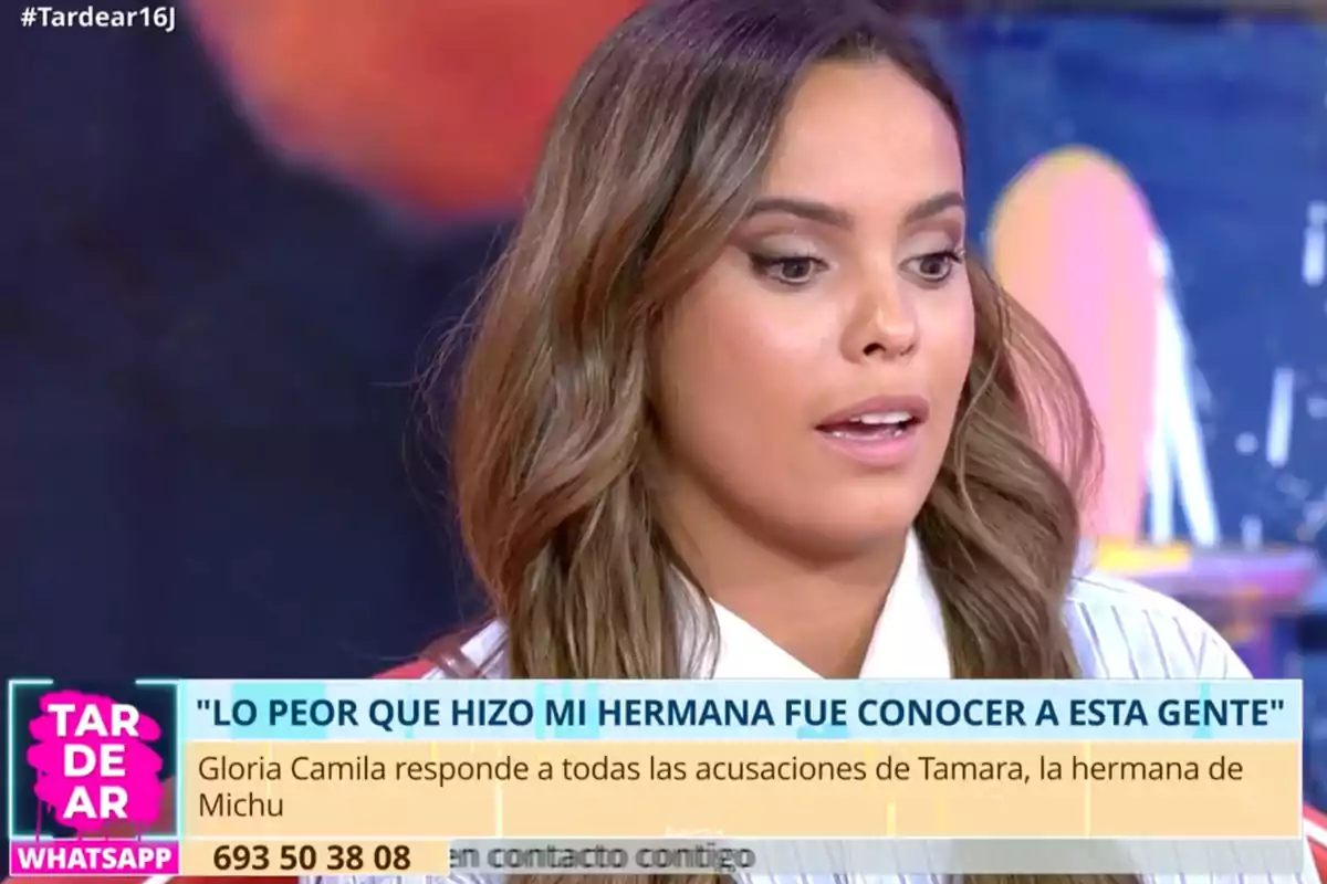 Gloria Camila participando en un programa de televisión con gráficos y texto en la parte inferior de la pantalla. Captura de 'TardeAR' Gloria Camila participando en un programa de televisión con gráficos y texto en la parte inferior de la pantalla. Captura de 'TardeAR'