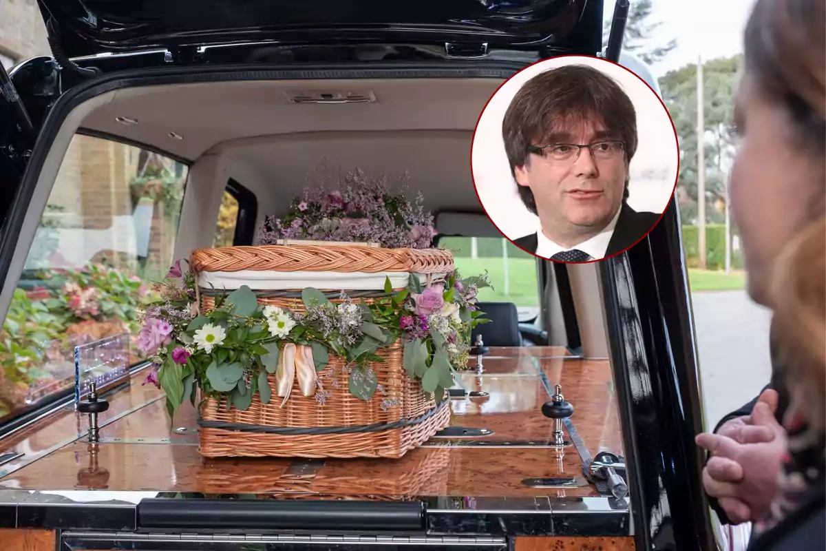 Un ataúd de mimbre decorado con flores dentro de un coche fúnebre y una persona de perfil en primer plano, con un recuadro que muestra el rostro de un hombre con gafas y traje.