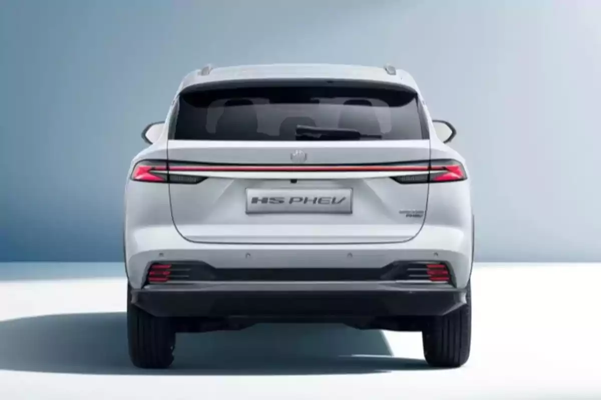 Vista trasera de una SUV blanca MG HS PHEV estacionada en un fondo claro Vista trasera de una SUV blanca MG HS PHEV estacionada en un fondo claro