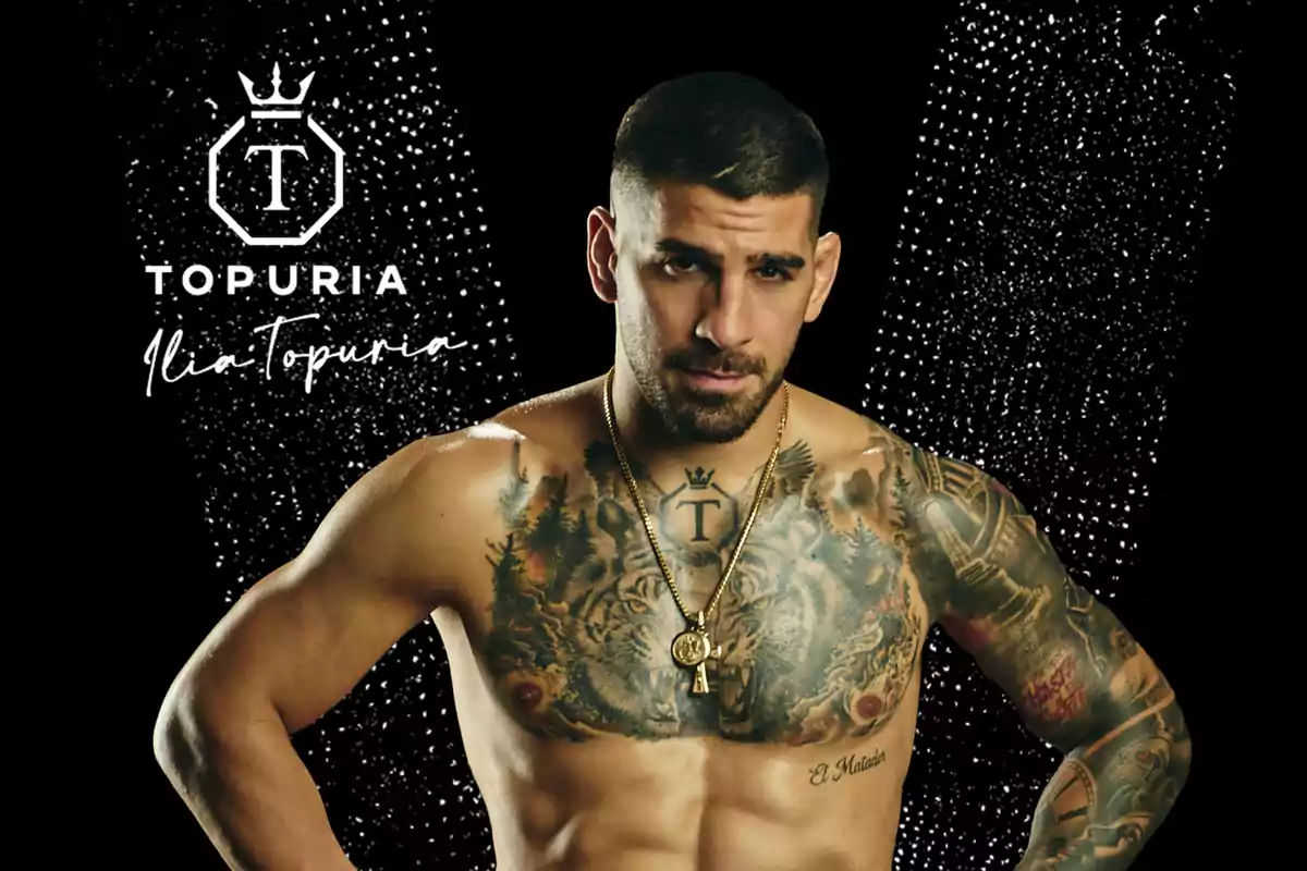 Hombre musculoso y tatuado posando sin camiseta frente a un fondo negro con detalles gráficos y el nombre Topuria escrito a la izquierda