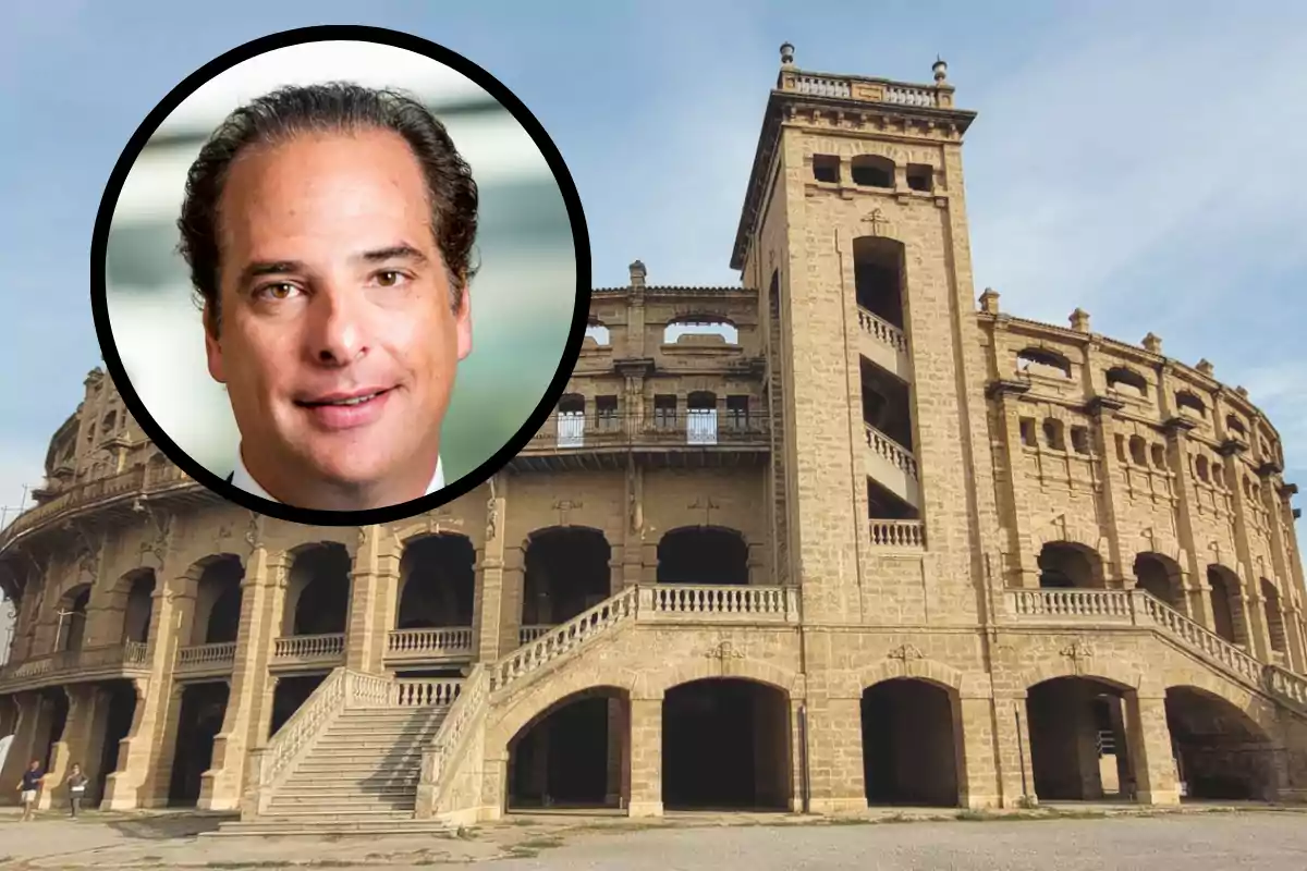 Un hombre de cabello oscuro aparece en un círculo sobrepuesto frente a una plaza de toros antigua de piedra