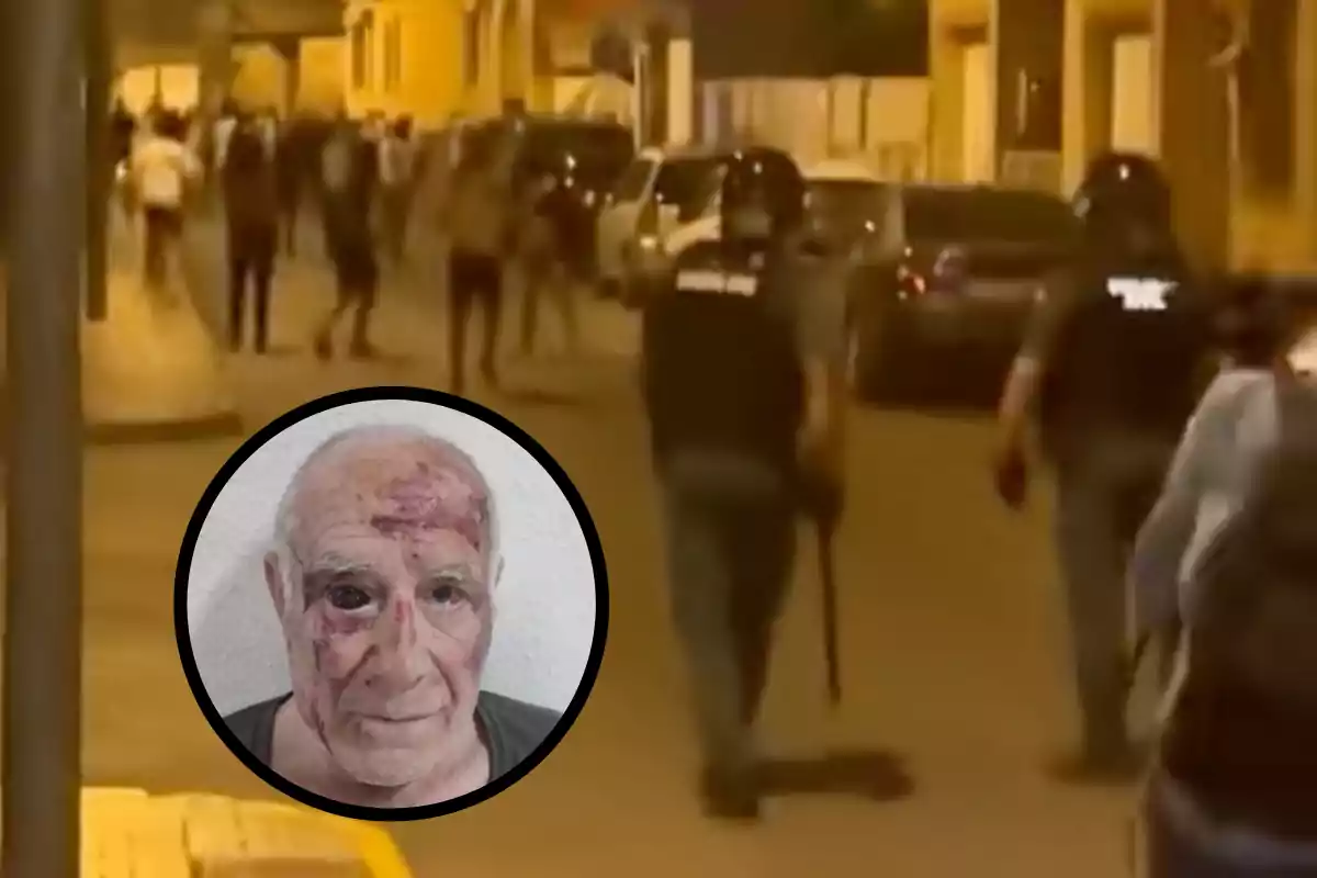 Policías caminan por una calle de noche mientras un grupo de personas se encuentra al fondo y en la esquina inferior izquierda aparece el retrato de un hombre mayor con heridas visibles en el rostro.