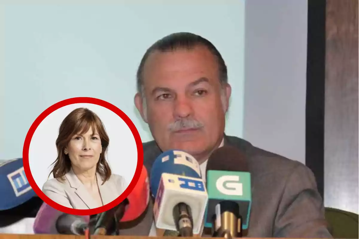 Hombre de bigote hablando frente a varios micrófonos con la imagen de una mujer enmarcada en un círculo rojo superpuesta en la esquina izquierda