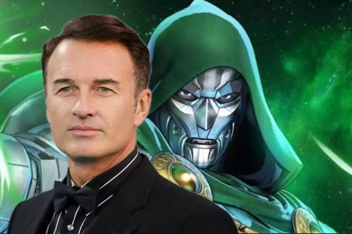 Un hombre de traje y moño negro está frente a una ilustración del villano Doctor Doom con fondo verde y espacial.