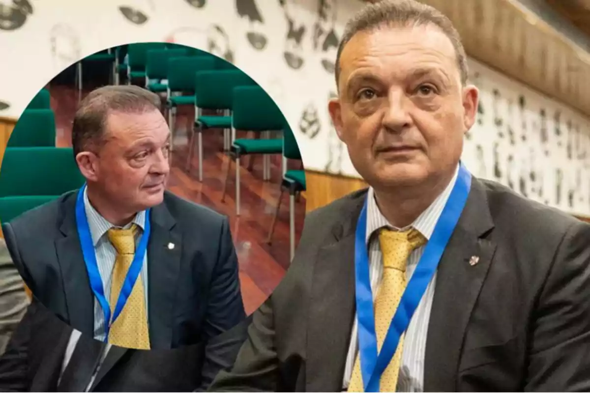 Hombre de mediana edad con traje oscuro, camisa clara, corbata amarilla y gafete azul sentado en una sala de conferencias con sillas verdes Hombre de mediana edad con traje oscuro, camisa clara, corbata amarilla y gafete azul sentado en una sala de conferencias con sillas verdes