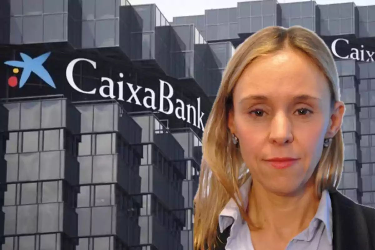 Mujer rubia con expresión seria frente a edificio de oficinas de CaixaBank