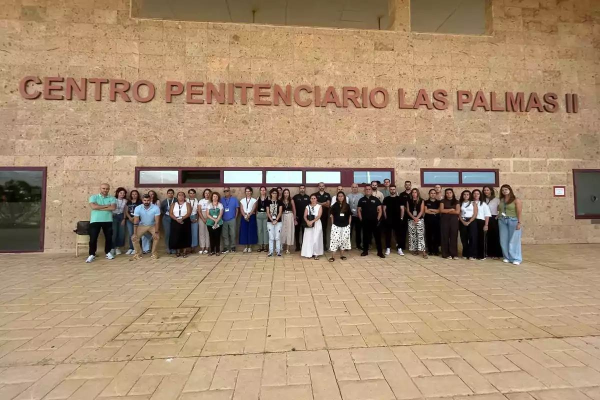 Un grupo de personas posando frente a la entrada del Centro Penitenciario Las Palmas II Un grupo de personas posando frente a la entrada del Centro Penitenciario Las Palmas II