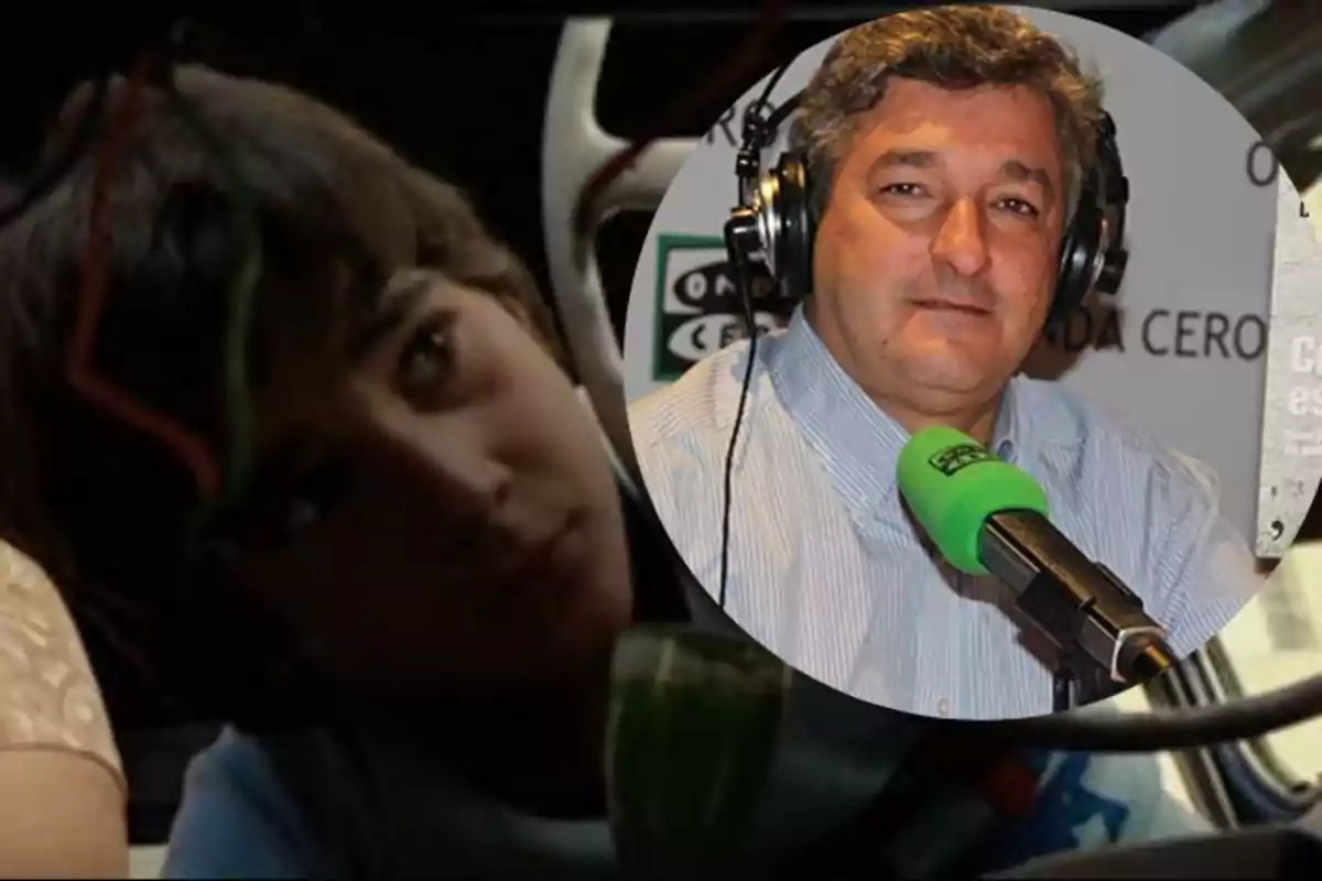 Un niño observa algo con atención mientras en la esquina aparece la imagen de un hombre con auriculares y micrófono en un estudio de radio. Un niño observa algo con atención mientras en la esquina aparece la imagen de un hombre con auriculares y micrófono en un estudio de radio.