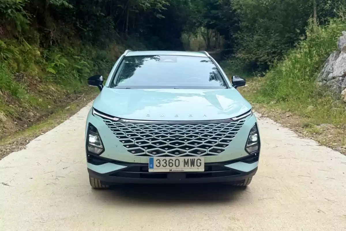 SUV OMODA 5 de color azul claro visto de frente en un camino rodeado de vegetación