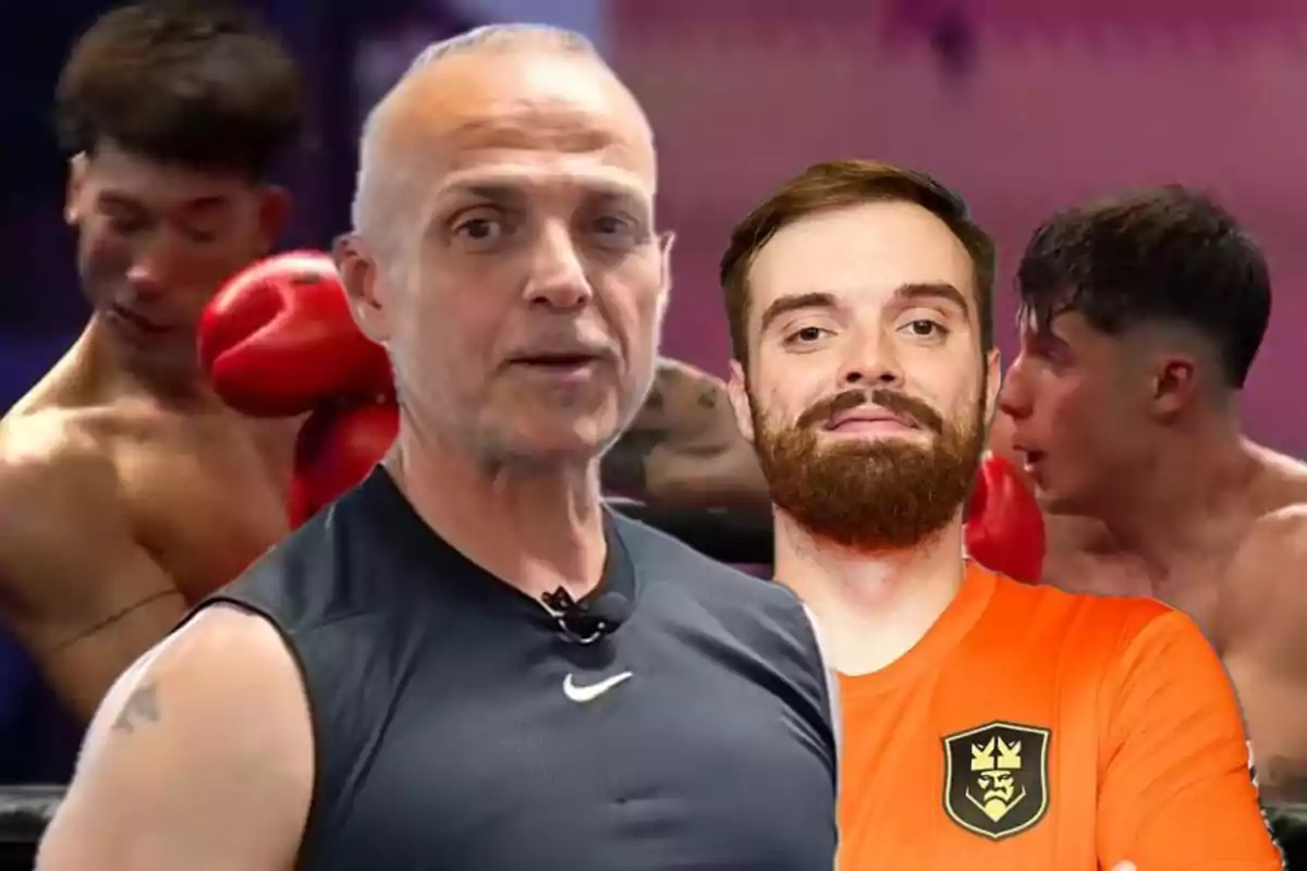Dos hombres en primer plano, uno con camiseta deportiva negra y otro con camiseta naranja, al fondo dos boxeadores peleando en un ring.