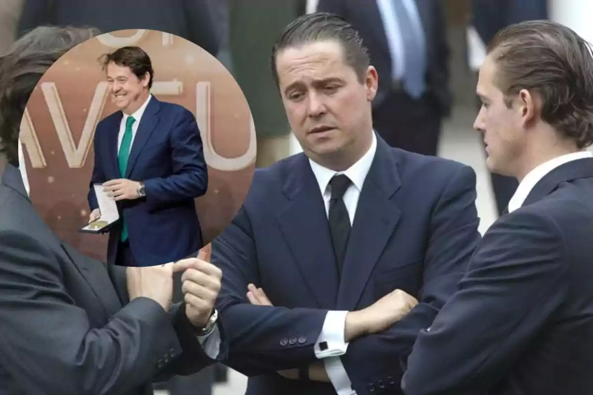 Tres hombres vestidos de traje conversan, mientras uno de ellos cruza los brazos y parece pensativo; en la esquina superior izquierda hay una imagen circular superpuesta de otro hombre sonriendo y sosteniendo una caja de premio.