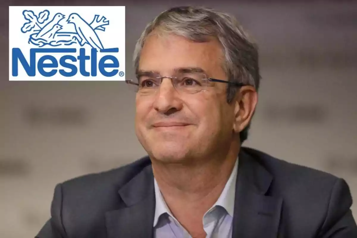 Hombre de cabello canoso y gafas sonríe mientras viste un saco oscuro y camisa clara, en la esquina superior izquierda aparece el logotipo de Nestlé