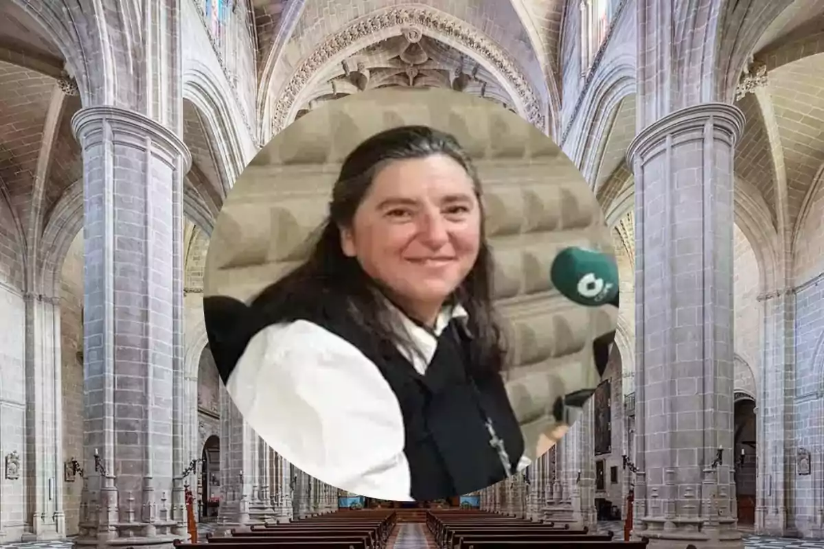 Mujer sonriente con vestimenta religiosa en un círculo superpuesto sobre el interior de una iglesia de piedra Mujer sonriente con vestimenta religiosa en un círculo superpuesto sobre el interior de una iglesia de piedra