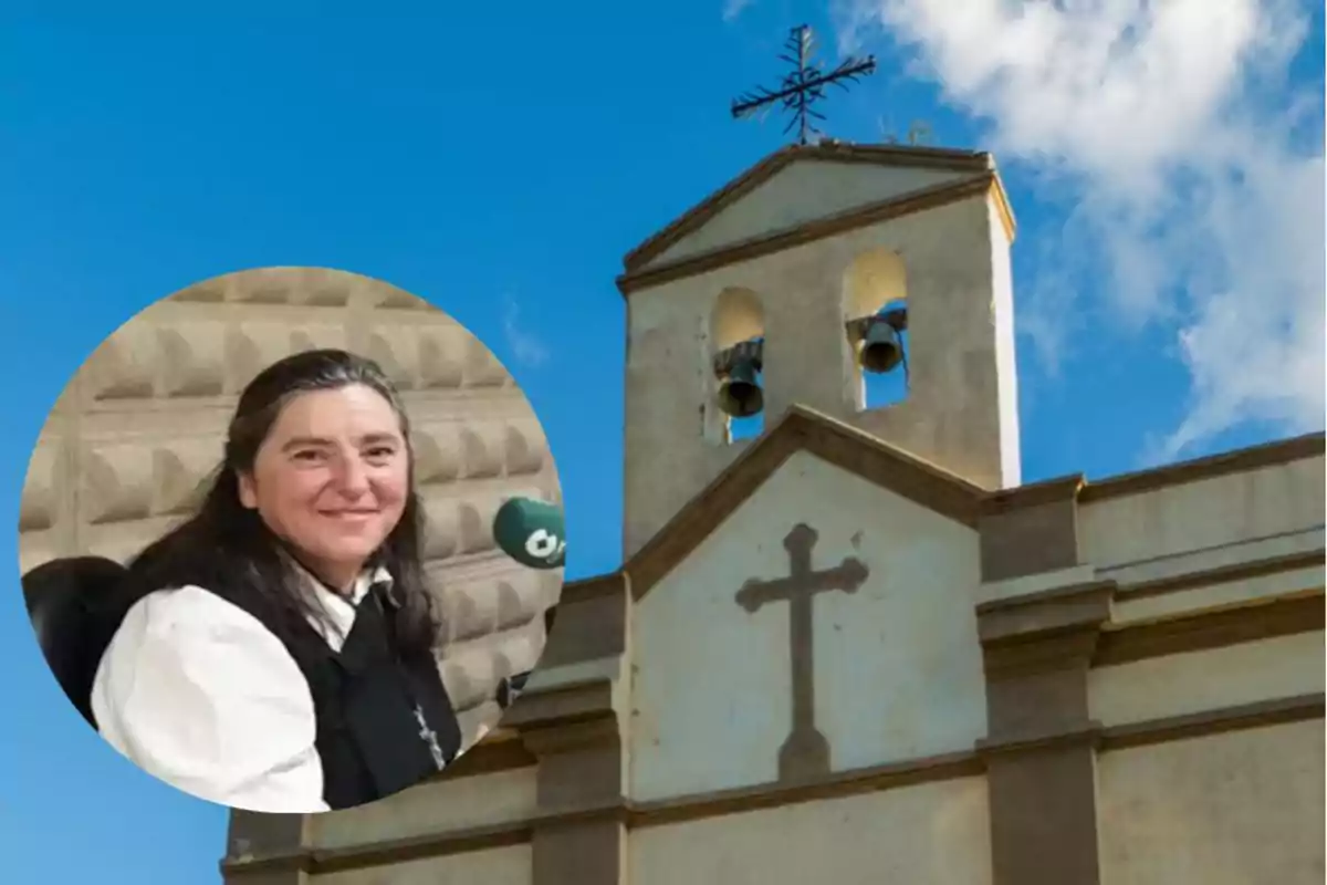 Mujer sonriente con vestimenta religiosa en un recuadro sobre la imagen de una iglesia con campanario y cruz bajo un cielo azul con nubes.