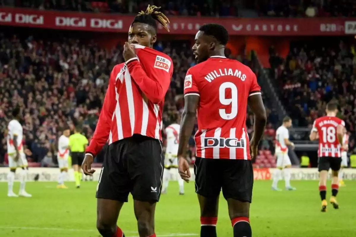 Dos futbolistas del Athletic Club celebran un gol en el campo mientras uno de ellos se cubre la boca con la camiseta y el otro lleva el número 9 y el nombre Williams Dos futbolistas del Athletic Club celebran un gol en el campo mientras uno de ellos se cubre la boca con la camiseta y el otro lleva el número 9 y el nombre Williams