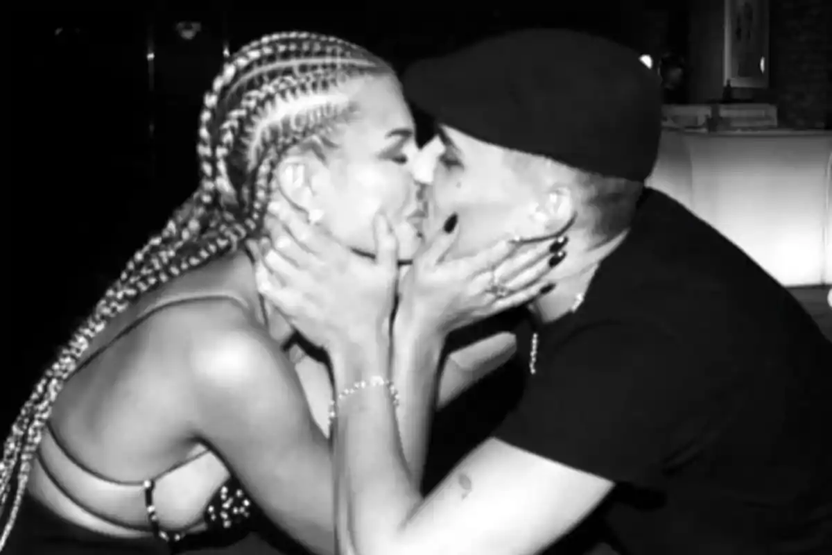 Pareja besándose apasionadamente en blanco y negro Pareja besándose apasionadamente en blanco y negro