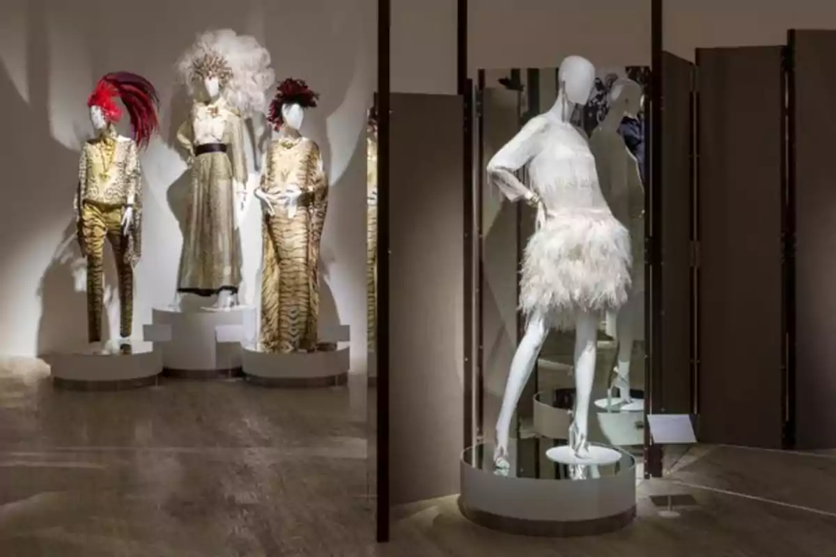 Maniquíes exhibiendo trajes de alta costura con plumas y estampados llamativos en una exposición de moda Maniquíes exhibiendo trajes de alta costura con plumas y estampados llamativos en una exposición de moda