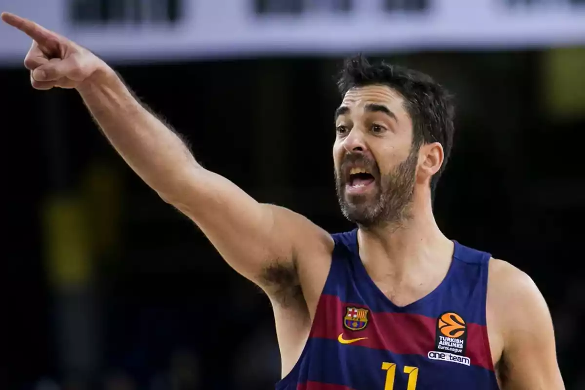 Jugador de baloncesto con uniforme del Barcelona señalando con el brazo extendido durante un partido Jugador de baloncesto con uniforme del Barcelona señalando con el brazo extendido durante un partido