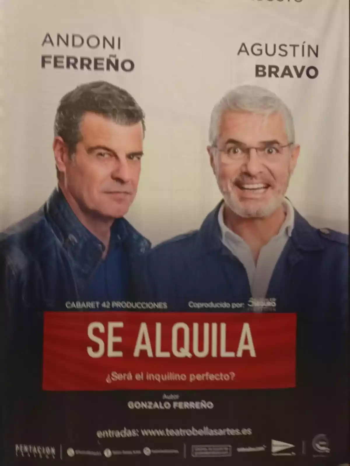 Cartel de una obra de teatro llamada Se Alquila con dos hombres en primer plano, uno de expresión seria y otro sonriente, con los nombres Andoni Ferreño y Agustín Bravo en la parte superior Cartel de una obra de teatro llamada Se Alquila con dos hombres en primer plano, uno de expresión seria y otro sonriente, con los nombres Andoni Ferreño y Agustín Bravo en la parte superior