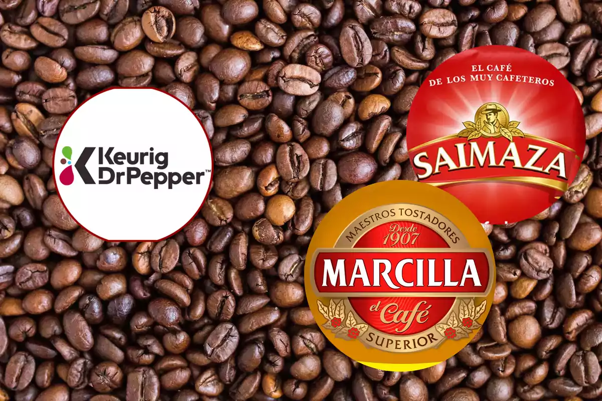 Granos de café de fondo con los logotipos de Keurig Dr Pepper, Saimaza y Marcilla en primer plano