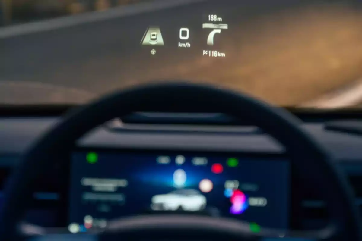 Tablero de un automóvil con pantalla digital y proyección de información en el parabrisas mostrando velocidad y navegación Tablero de un automóvil con pantalla digital y proyección de información en el parabrisas mostrando velocidad y navegación