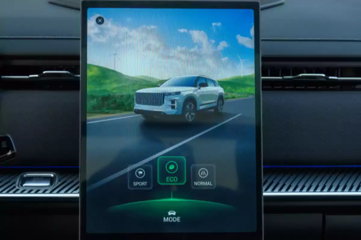 Pantalla de automóvil mostrando un SUV blanco en una carretera con opciones de modo de manejo sport eco y normal Pantalla de automóvil mostrando un SUV blanco en una carretera con opciones de modo de manejo sport eco y normal