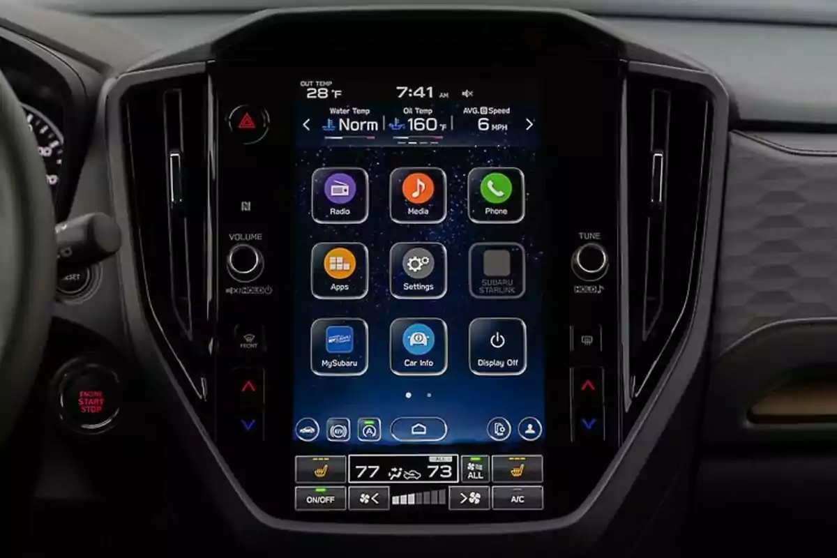 Pantalla táctil central de un automóvil con controles de clima, audio, navegación y aplicaciones conectadas