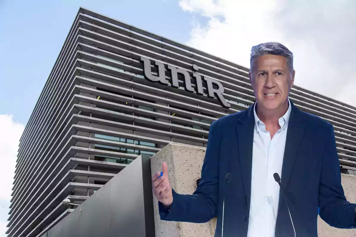 Hombre de cabello canoso con saco azul hablando frente a un edificio moderno con el letrero unir