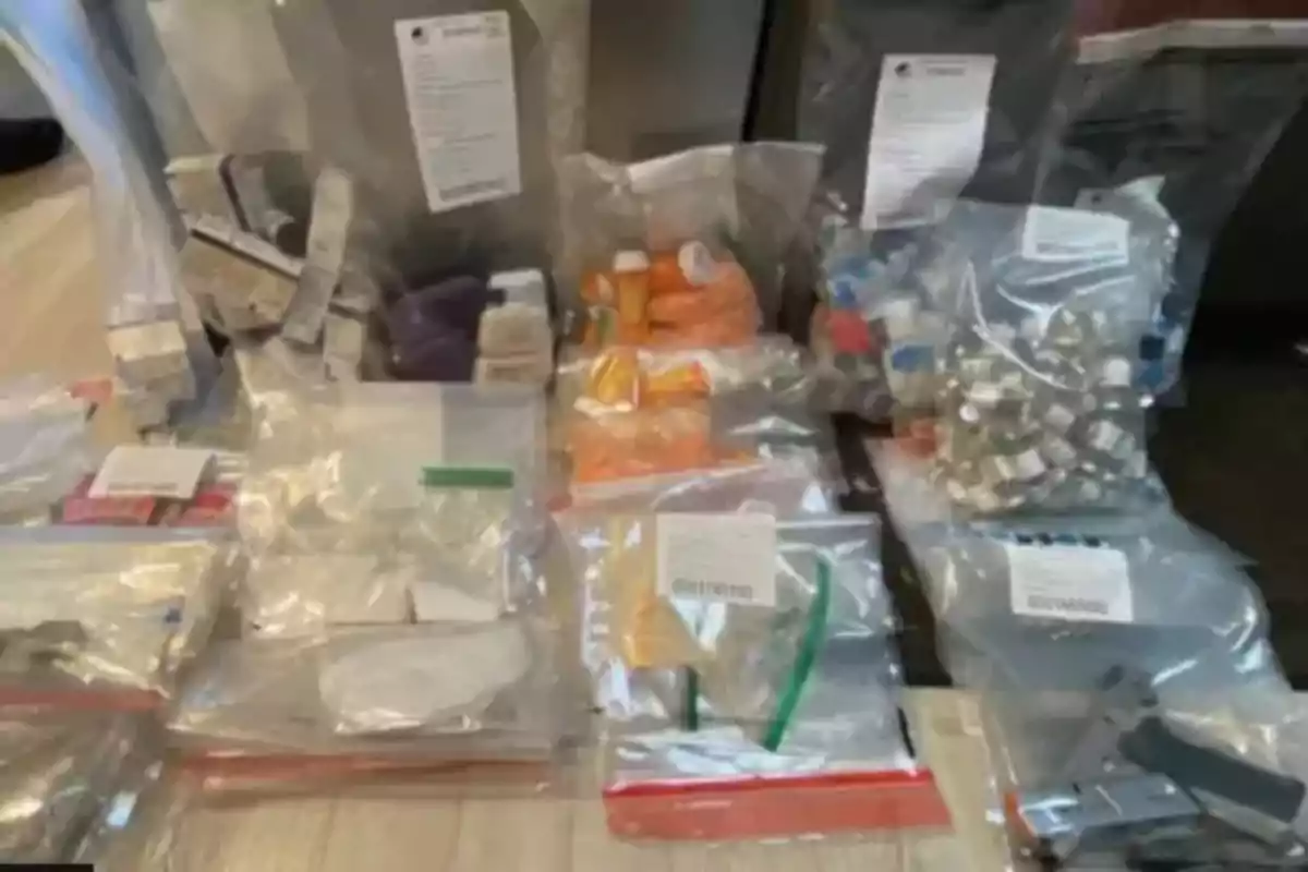 Bolsas transparentes con diferentes frascos, cajas y envases de medicamentos organizados sobre una superficie clara Bolsas transparentes con diferentes frascos, cajas y envases de medicamentos organizados sobre una superficie clara
