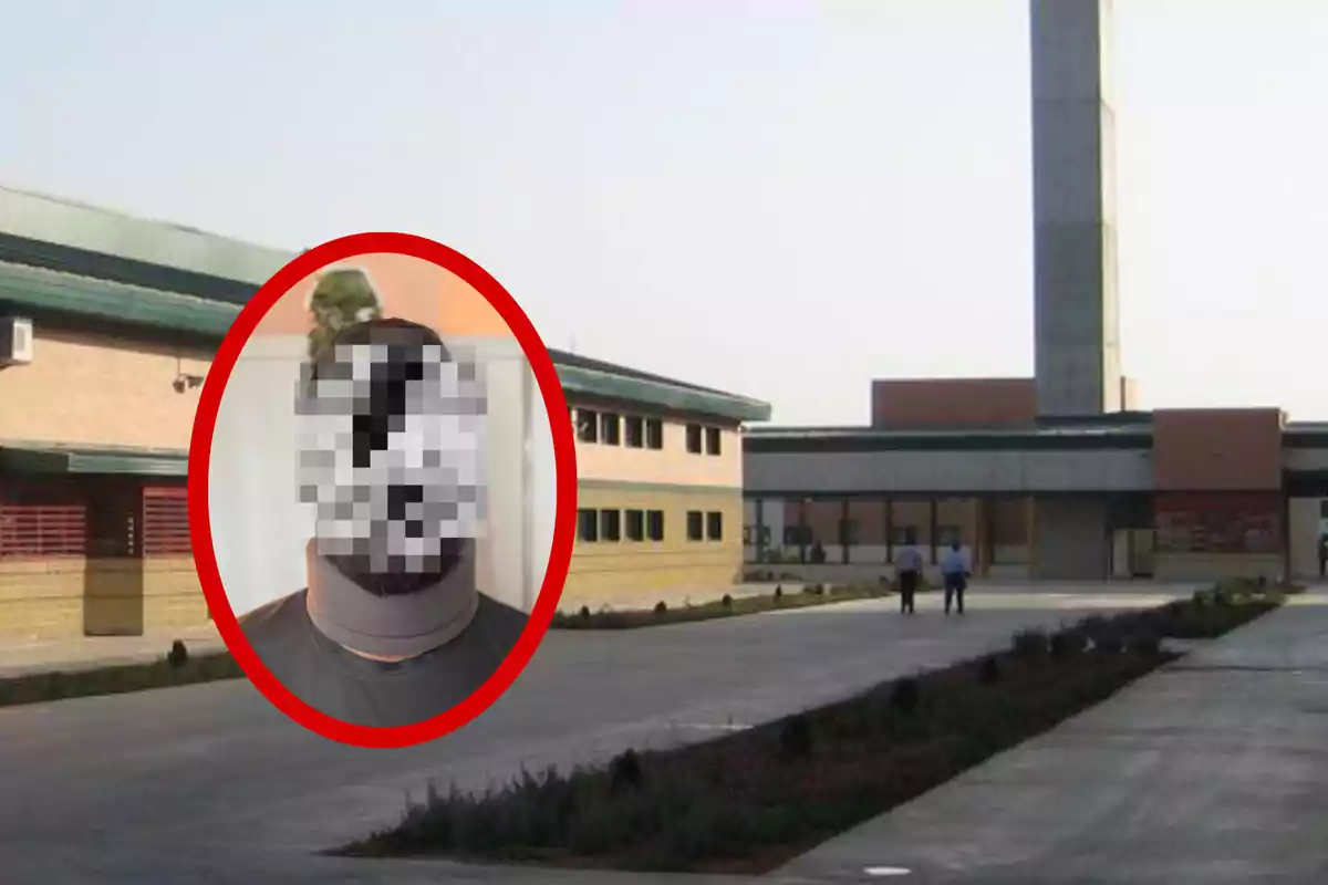 Persona con el rostro pixelado enmarcada en un círculo rojo sobre el fondo de un edificio institucional con dos personas caminando