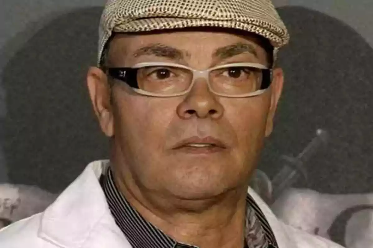 Hombre con gafas y gorra clara mirando al frente