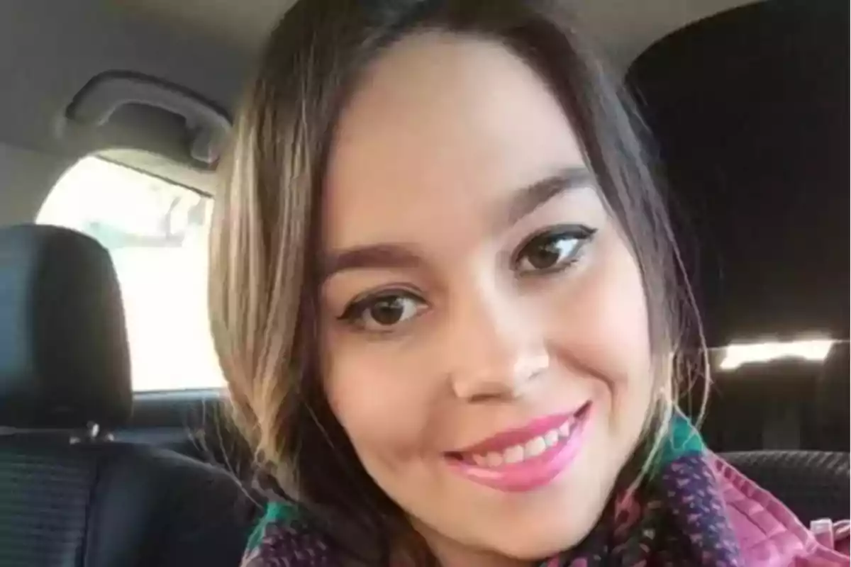 Mujer joven sonriendo dentro de un automóvil Mujer joven sonriendo dentro de un automóvil