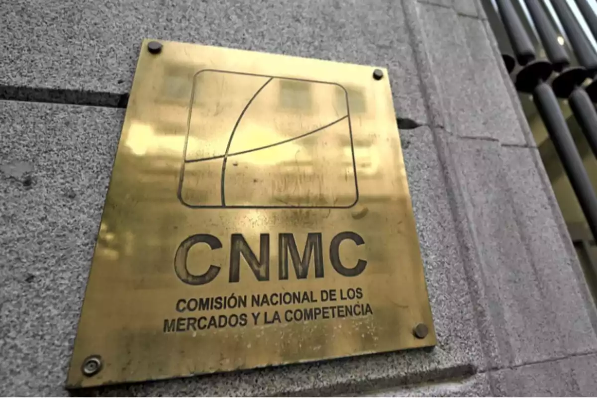 Placa dorada de la Comisión Nacional de los Mercados y la Competencia colocada en una pared de piedra