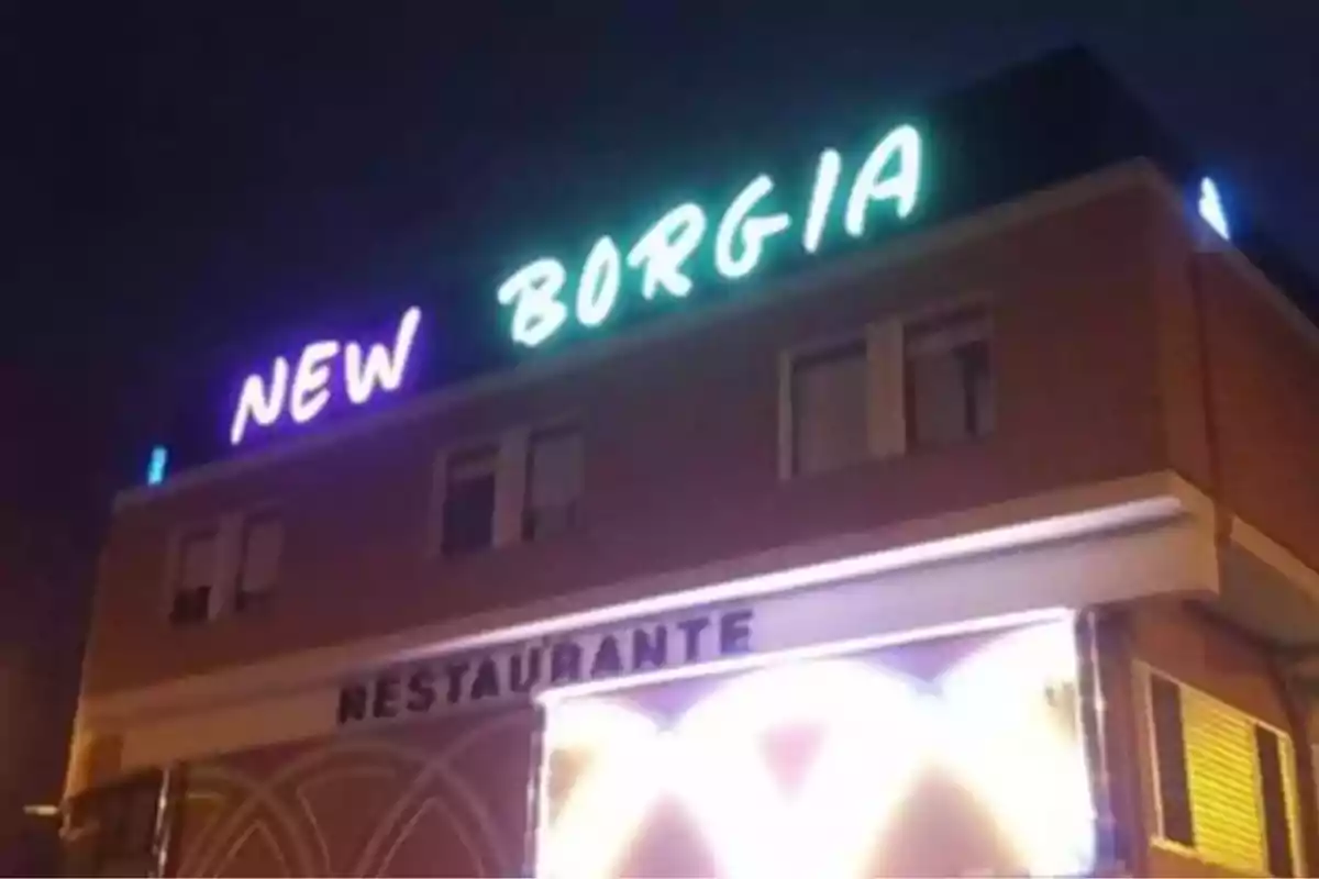Edificio de noche con letrero luminoso que dice New Borgia y un letrero más abajo que dice Restaurante Edificio de noche con letrero luminoso que dice New Borgia y un letrero más abajo que dice Restaurante