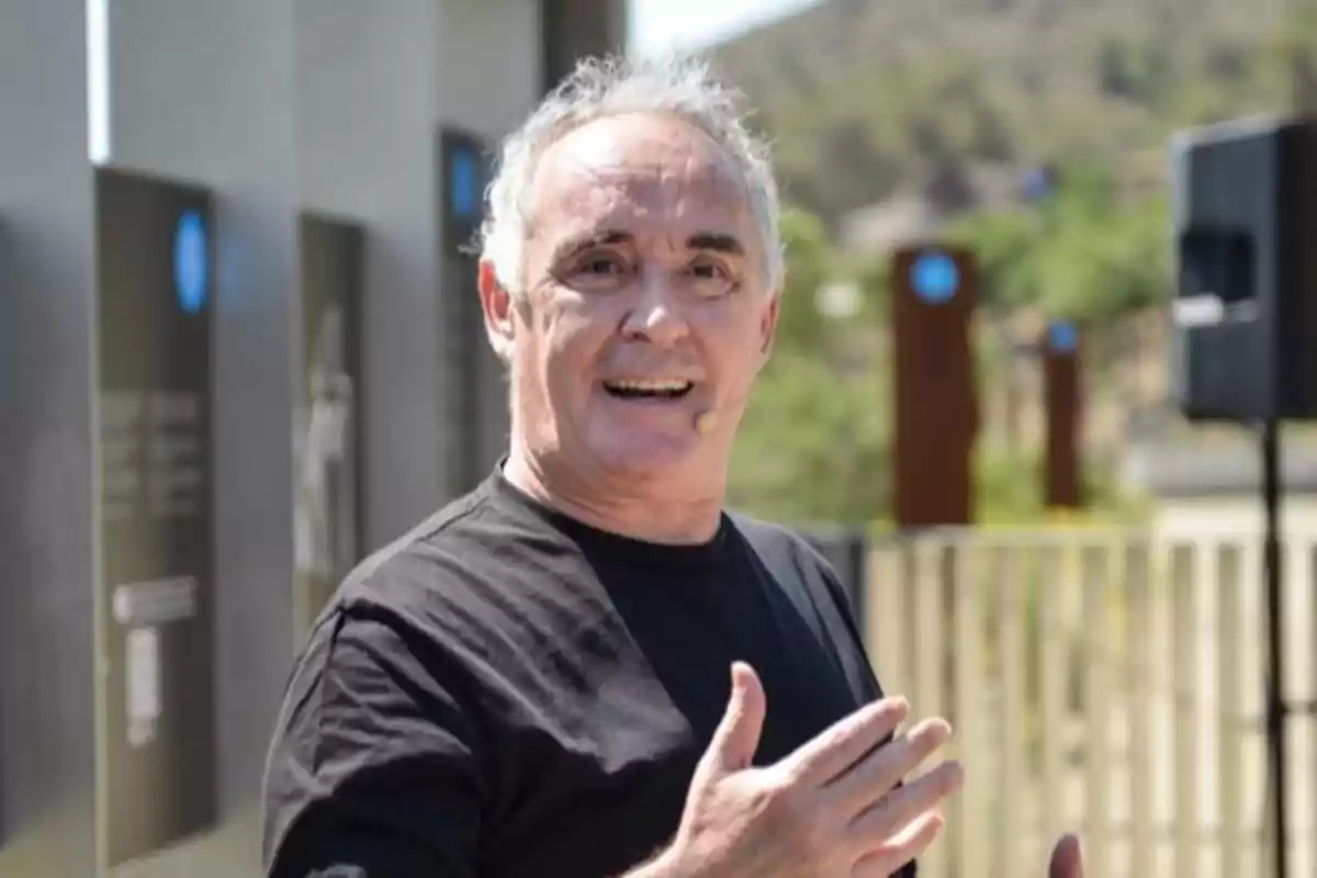 Hombre de cabello canoso con camiseta negra hablando al aire libre y usando micrófono de diadema Hombre de cabello canoso con camiseta negra hablando al aire libre y usando micrófono de diadema