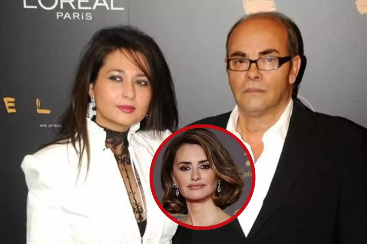 Una pareja posa en un evento con fondo negro y logotipos, mientras que en el centro de la imagen hay un círculo rojo que muestra el rostro de una mujer famosa.