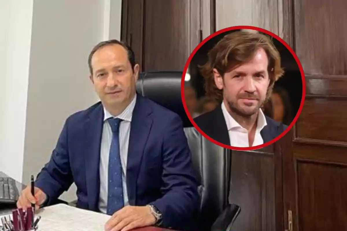 Hombre de traje azul sentado en un escritorio con una foto de otro hombre en un círculo rojo sobrepuesta en la esquina superior derecha