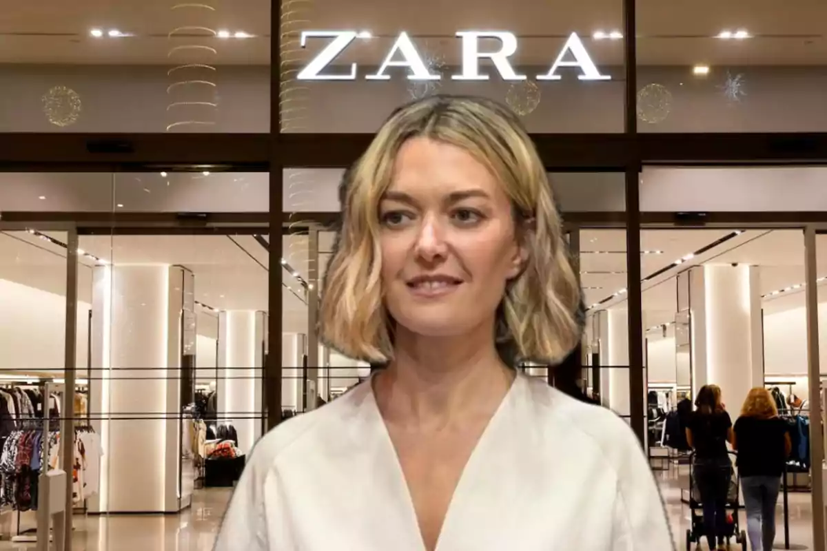Mujer rubia de cabello corto y ondulado con blusa blanca frente a una tienda de ropa Zara